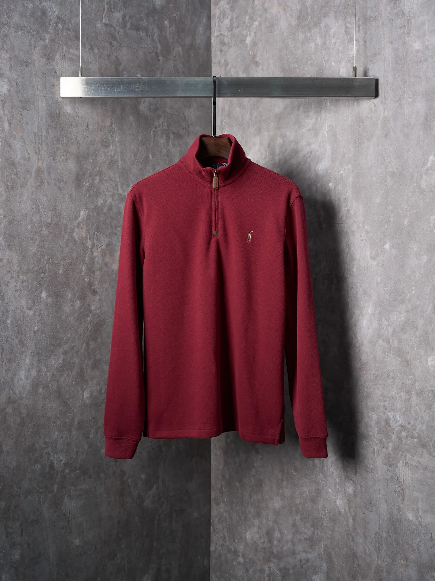 P350 Actual auction】Ralph Lauren/Ralph Lauren colorful pony logo embroidered zipper half turtleneck sweatshirt [Ready stock] S M L XL Customized Yayun essence cotton velvet material, soft and silky, comfortable and skin-friendly. It is based on low saturated brown and red and incorporates a hint of mystery of purple. The exquisite colorful pony logo jumps into burgundy and brings its own focus. It is fully recognizable. Simple and smooth lines outline the overall outline. The half-zip design is sublimated. The leather pull tab of the zipper head is aged, retaining slight rough edges, and hiding unintentional beauty. In the name of design, we create a new fashionable realm for sweatshirts. We use imported machine embroidery technology and use advanced computer control systems and precision mechanical components to realize pony logo embroidery operations. High precision. The lines are smooth and delicate. The fabrics have been washed and have a better hand feel. Not easy to deform, not easy to shrink, not easy to fade. Maintain long-term beauty and fit.